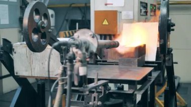 Endüstriyel yakıcı, altınla bir kalıp işliyor.