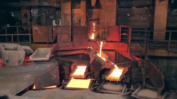 Smelter is releasing molten copper into molds — Stock Video