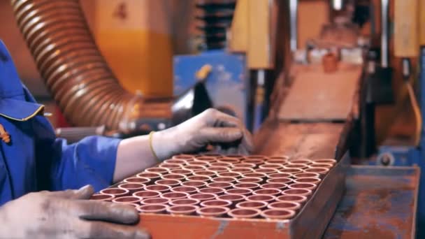 L'employé d'usine emballe des manches en cuivre après fabrication — Video