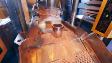 Fabrika mekanizması bakır kolları kesiyor