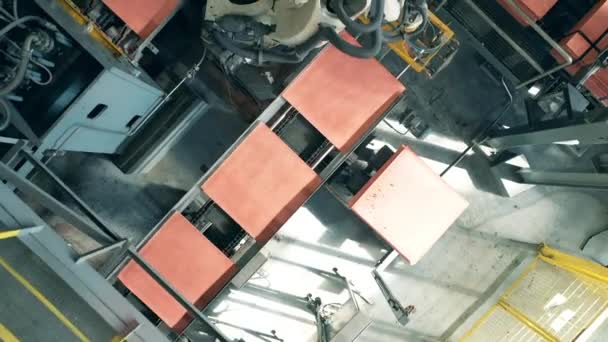 Attrezzature robotiche, moderno stabilimento industriale. Vista dall'alto delle piastre di rame trasportate intorno all'unità di fabbrica — Video Stock