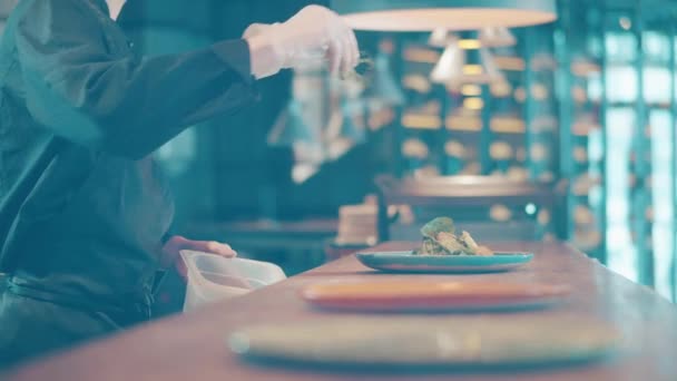 Jídlo je stále zdobené kuchařem restaurace — Stock video