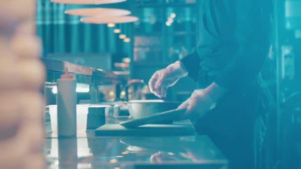 Restaurangkocken serverar nylagad sallad — Stockvideo