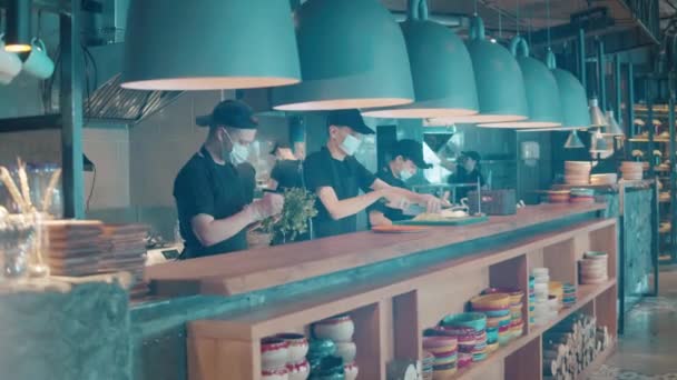 Os funcionários da cozinha estão preparando ingredientes para cozinhar. Pequenas empresas durante o covid-19, pandemia de coronavírus. — Vídeo de Stock