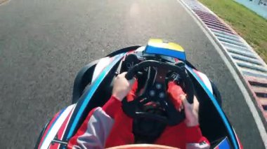 At arabaları bir yarışçı tarafından yönetiliyor.