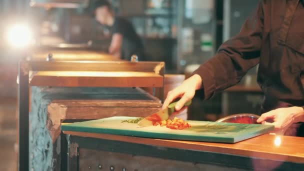 Lo chef sta mettendo le verdure tritate in una ciotola — Video Stock