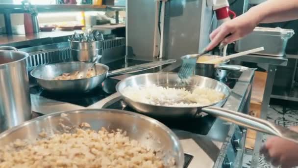La comida se está friendo en la sartén y revuelto por el cocinero — Vídeo de stock