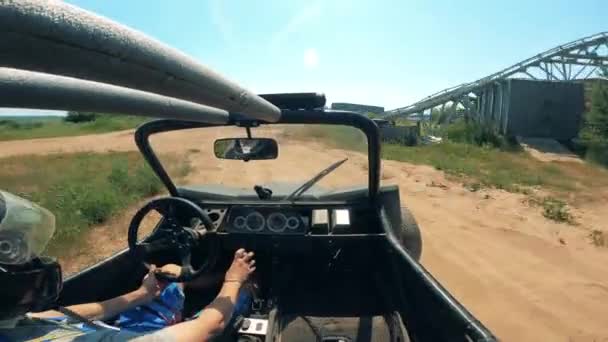 Racing kar met een coureur die door het terrein rijdt — Stockvideo