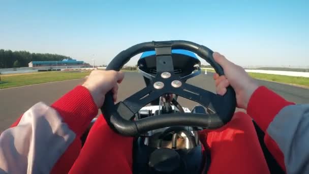 Крупним планом перемішувальне колесо в руках візка гонщика — стокове відео
