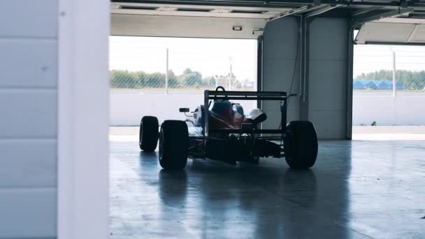中に誰もいないワークショップのレーシングカート — ストック動画