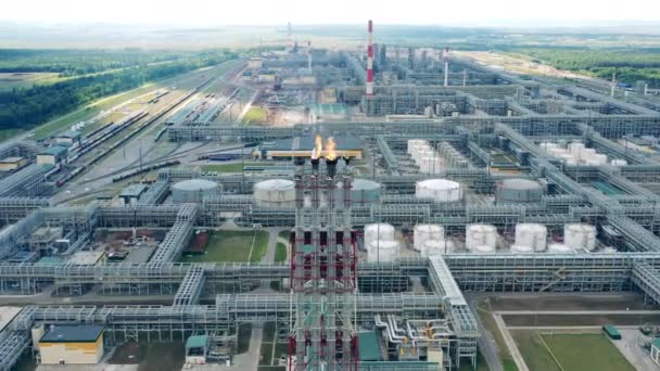 Olieverwerkende fabriek met meerdere leidingen en constructies — Stockvideo