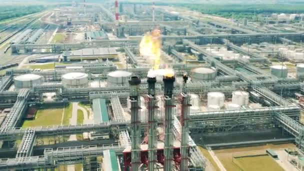 Luftverschmutzungskonzept. Pipeline-Bau der Ölverarbeitungsanlage — Stockvideo