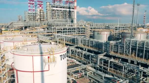 Gasoductos y depósitos metálicos de la fábrica de transformación de aceite — Vídeos de Stock