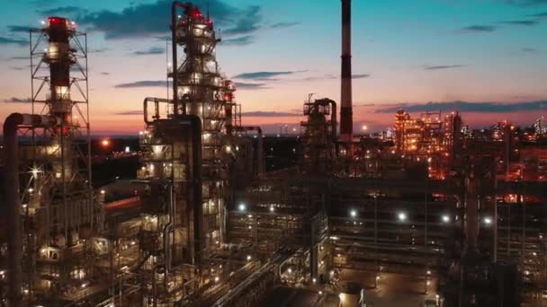 Ölverarbeitungsanlage mit künstlicher Beleuchtung in der Nacht gefilmt — Stockvideo