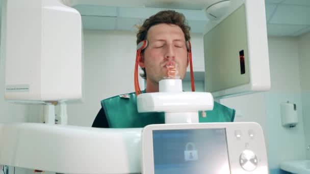 Un homme se fait radiographier les dents à la clinique. — Video