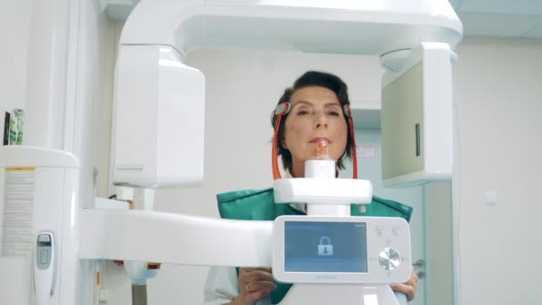 Una mujer se está haciendo una radiografía dental. — Vídeo de stock