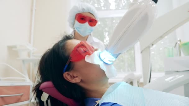 El dentista está realizando un procedimiento de higiene bucal en un paciente — Vídeo de stock