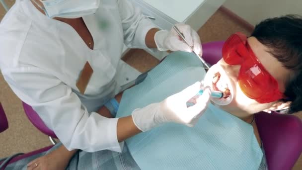 Procedimento de higiene oral está sendo feito em um paciente — Vídeo de Stock