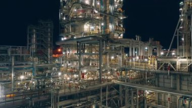 Petrol işleme fabrikasında gece vakti.