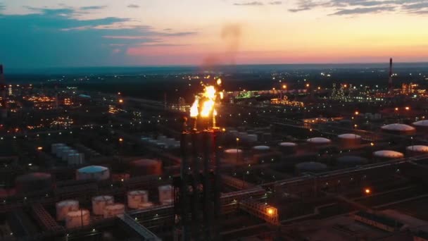 Cambiamento climatico, concetto di inquinamento atmosferico. Paesaggio serale dell'impianto di lavorazione del petrolio — Video Stock