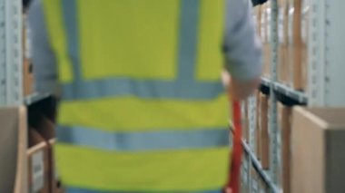 Depo işçisi bir tramvayla etrafta dolanıyor.