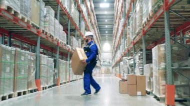 Ergoskeleton 'daki depo işçisi ağır kutuları kaldırıyor.