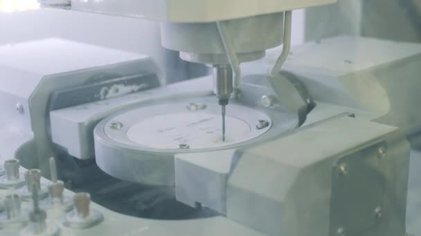 Máquina de perfuração dentária com uma rebarba rotativa — Vídeo de Stock