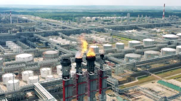 Factory premises with gas flares and refinery constructions. Air pollution concept. — Stock Video