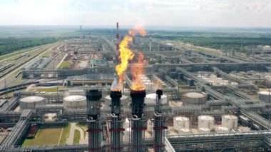 Petrol rafinerisi, yukarıdan çekilen işaret fişeği yığınlarıyla dolu. Hava kirliliği kavramı.
