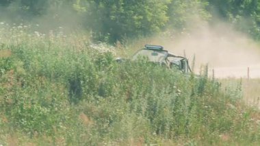 At arabasının içinden bir yarışçının geçtiği doğal arazi.