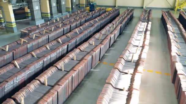 Metal plakalı bakır fabrikası deposu. — Stok video