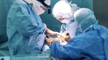 Doktorlar bir ameliyat yapıyor.
