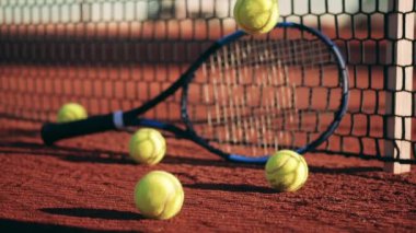 Tenis topu, yanında raketle sahadan sekiyor.