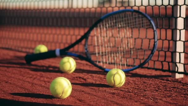 Tennisbaan met een racket en meerdere ballen erop — Stockvideo