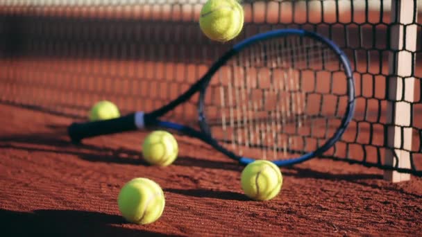 Primer plano de pelotas de tenis al lado de la raqueta — Vídeos de Stock