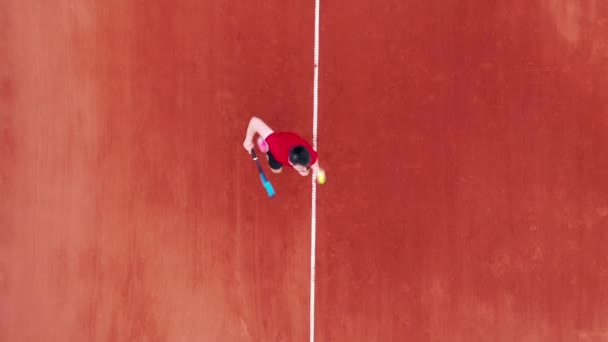 Bir adam üst manzarada tenis oynuyor. — Stok video