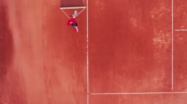 Ağ taşıyan bir adamla tenis kortunun en üst görüntüsü