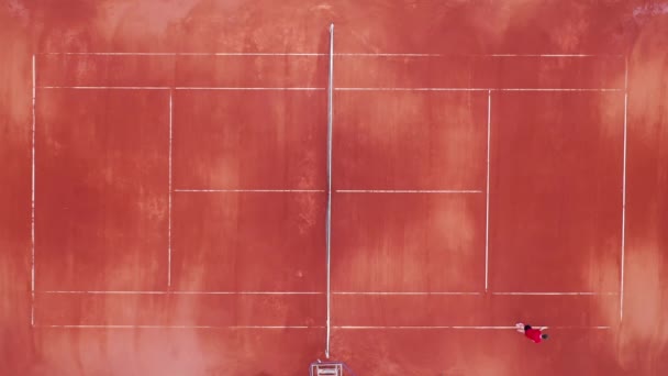 Vista superior de un jugador de tenis que marca la cancha — Vídeo de stock