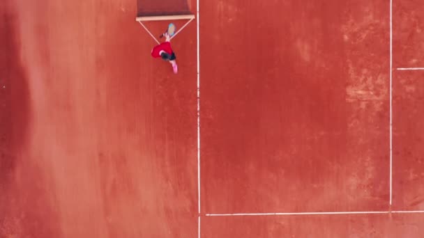 Vista dall'alto di un campo da tennis con un uomo che porta una rete — Video Stock