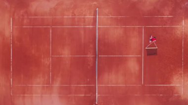 Tenis oyuncusu ağları saha boyunca en üst düzeyde taşıyor.