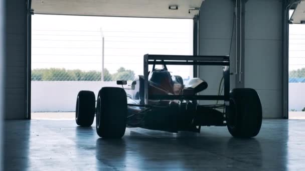 Racing bil i ett garage enhet med ingen inuti — Stockvideo