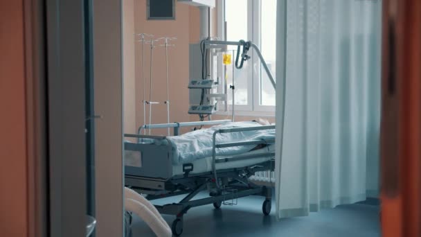 Medizinische Abteilung mit einem Patienten, der hinter dem Vorhang im Bett liegt — Stockvideo