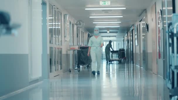 Pasillo del hospital con cirujanos caminando por él — Vídeo de stock