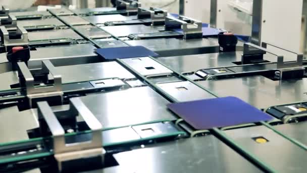 太陽電池を介して移動する工場コンベア — ストック動画