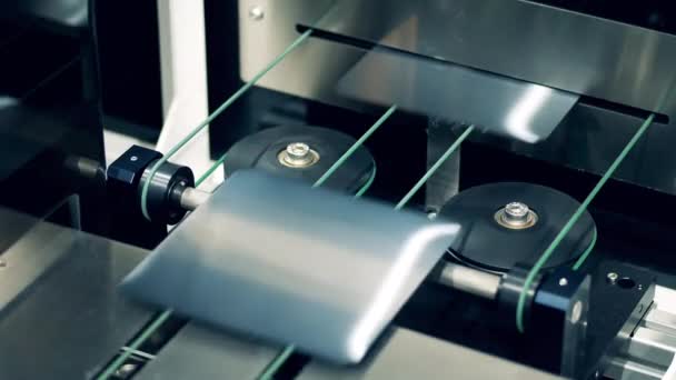 Solarzellen werden von einer Fördermaschine freigesetzt — Stockvideo