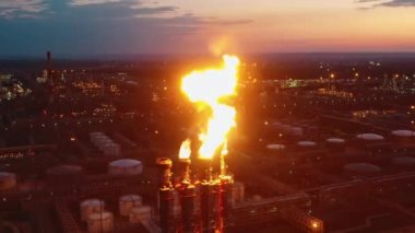 Rafineri depoları akşamları alev saçıyor.