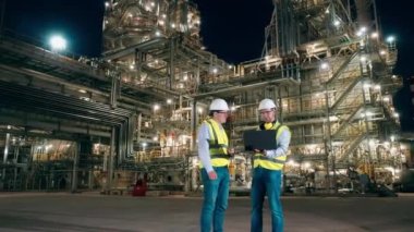 Petrol mühendisleri gece fabrikada bir tartışma yapıyorlar.