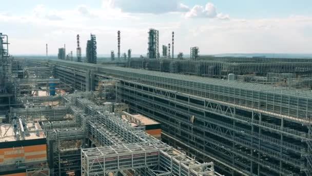 Промышленные сооружения нефтеперерабатывающего завода — стоковое видео