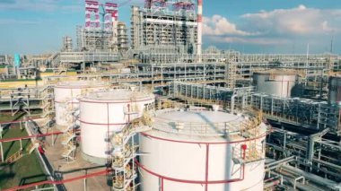 Rafineri fabrikasının petrol rezervleri ve boru hatları