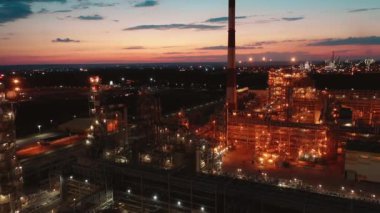 Akşamları çekilen petrol rafinerisinin tesisleri